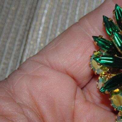 Emerald Green Gold Tone Rhinestone Cluster Brooch 