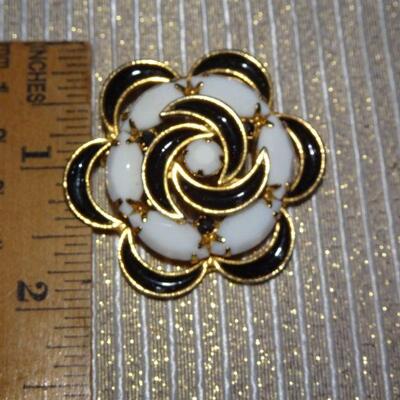 Blue & White Gold Tone Oval Flower Brooch 