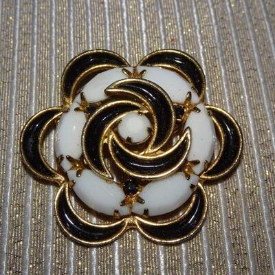 Blue & White Gold Tone Oval Flower Brooch 