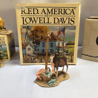 Lot 38 - Fifteen Lowell Davis Collector Figurines