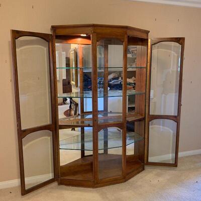 LOT 26 VINTAGE LIGHTED 4 SIDED 2 DOOR DISPLAY CABINET