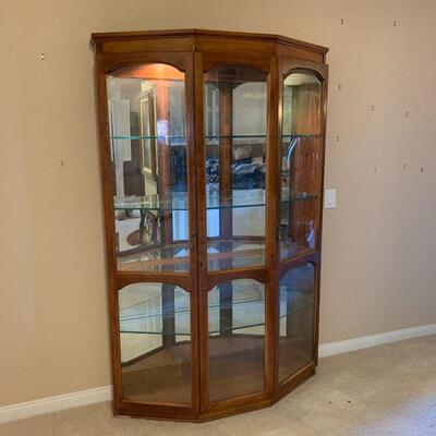 LOT 26 VINTAGE LIGHTED 4 SIDED 2 DOOR DISPLAY CABINET