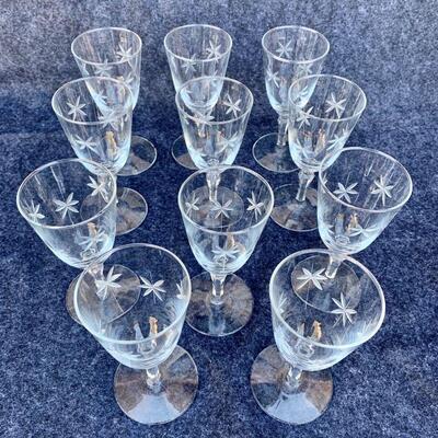 LOT 39  VINTAGE STARBURST PATTERN CLEAR GLASS WHITE WINE GLASSES
