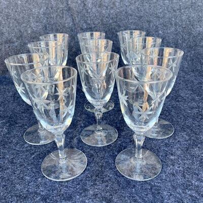 LOT 39  VINTAGE STARBURST PATTERN CLEAR GLASS WHITE WINE GLASSES