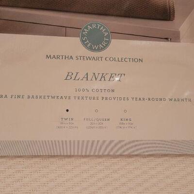 Lot 166: NEW SEALED 100% Cotton Twin Size Martha Stewart Basketweave Blanket