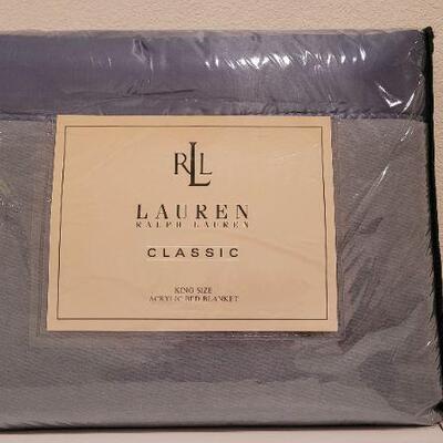 Lot 170: RALPH LAUREN New Classic King Size Blanket