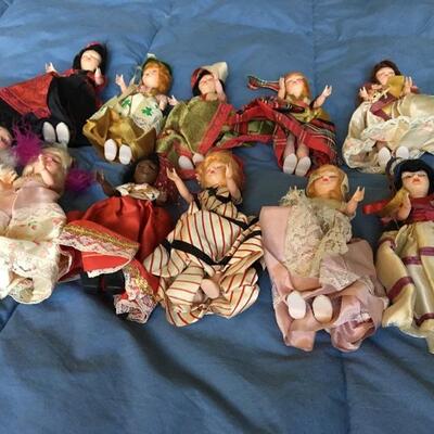 Collection of Vintage 11 International Dolls 5â€