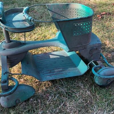 Lot 59 G: 3 Vintage pedal cars