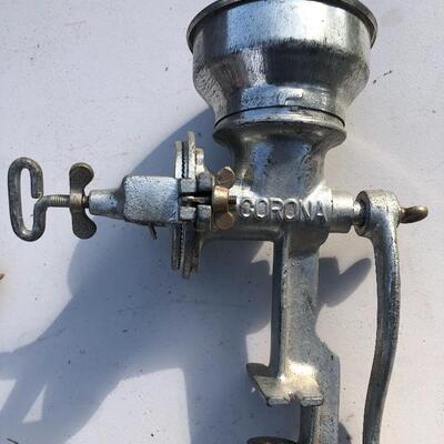 Lot 61 G: 8 Vintage Meat & Food Choppers