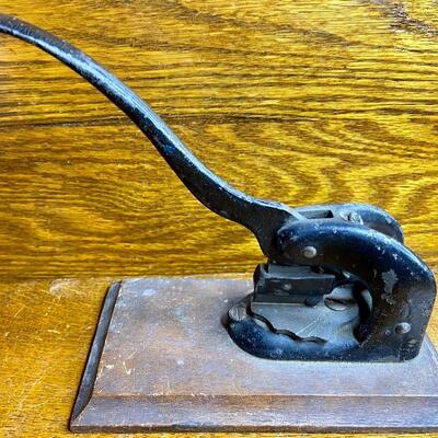 Lot 19: Vintage mini sewing machine, leather rivet cutter and more