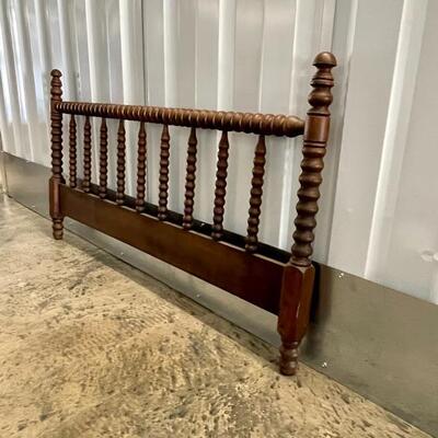 Antique Full/Double Jenny Lind Spindal Style Bed