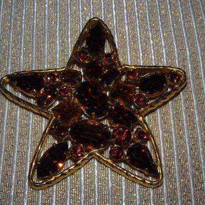 Gold Tone Amber Colored Rhinestone Brooch Pin 