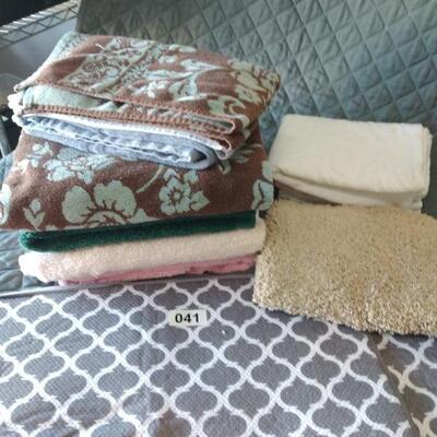 Lot 041   Lot of Towels, Hand Towels and Bath Rugs