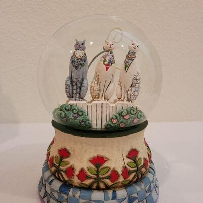 Lot 195: NEW Jim Shores "Kittens on the Fence" Snow Globe