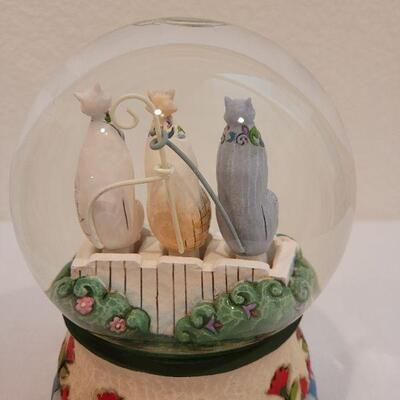 Lot 195: NEW Jim Shores "Kittens on the Fence" Snow Globe