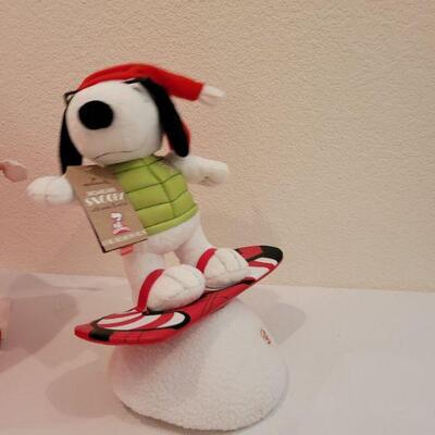 Lot 215: New HALLMARK Animated Snowboarding Snoopy Works!