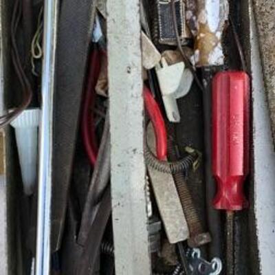 Lot 77 G: Handymanâ€™s Tool Box with tools