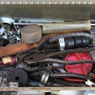 Lot 77 G: Handymanâ€™s Tool Box with tools