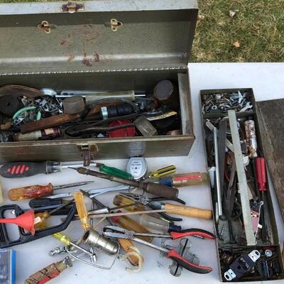Lot 77 G: Handymanâ€™s Tool Box with tools