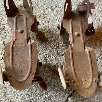 Lot 85: Vintage Bayshore Bowling, bad mitten rackets and more