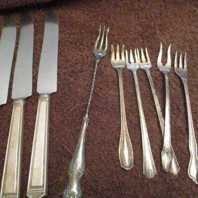 Lot 242 - Stainless & Silver Plated Silverware - Peerless Rogers 1847 Rogers INSCO RCCO Crusader