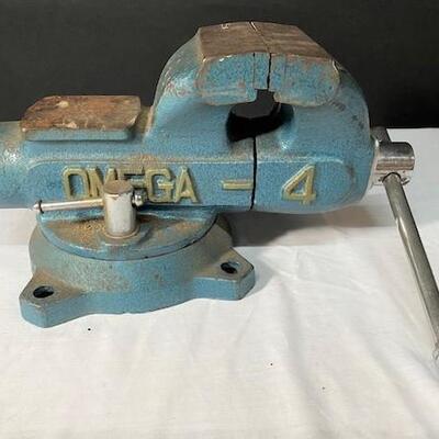 LOT#484: Omega #4 Vise & Total Control Axe
