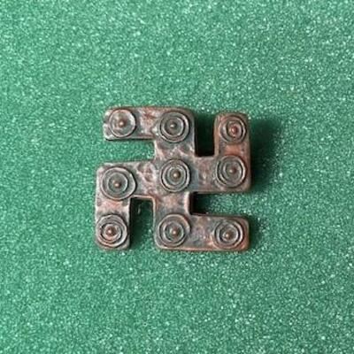 LOT#504: Bakelite Winterhilfswark Pin
