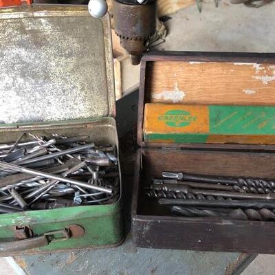Lot 89 G: Vintage Delta drill press with two boxes of bits
