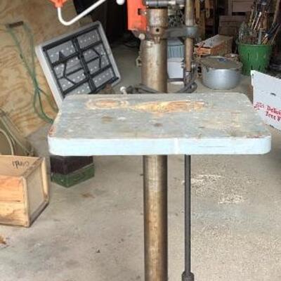 Lot 89 G: Vintage Delta drill press with two boxes of bits