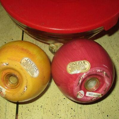Lot 110 - Oneida Apple Salt & Pepper Shakers 3 Bowls