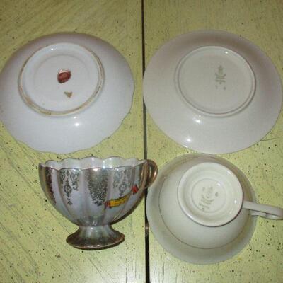 Lot 122 - 2 Vintage Cups and Saucers