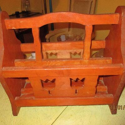 Lot 159 - Magazine Rack Tulips LOCAL PICK UP ONLY