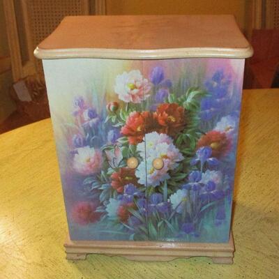 Lot 187 - Floral Front Jewelry Box