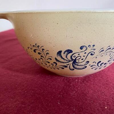 Lot 263 - Vintage Pyrex Homestead Bowl