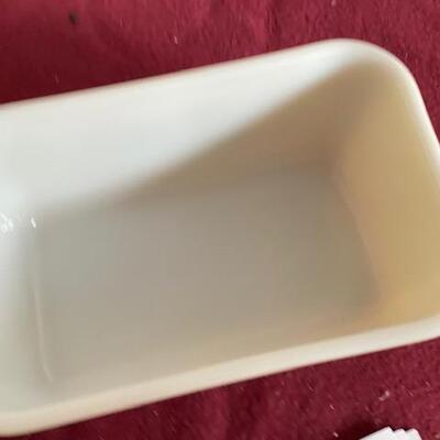 Lot 264 - Vintage Pyrex Homestead Refrigerator Dish