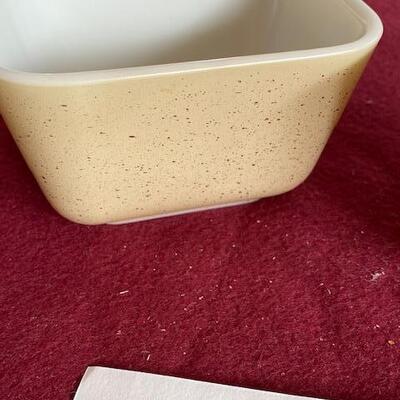 Lot 265 - Vintage Pyrex Homestead refrigerator dishes