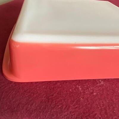 Lot 275 - VIntage Salmon Pink Pyrex Pan