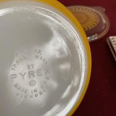 Lot 284 - Vintage Pyrex, Sunflower Pattern bowl with lid