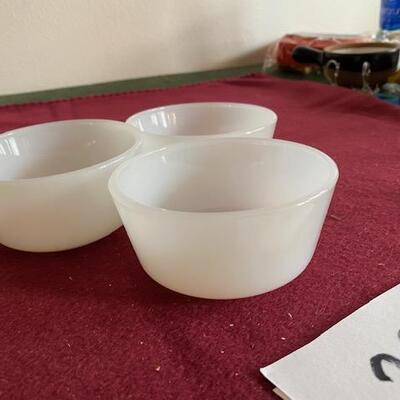 Lot 292 - Fire King Milk Glass bowls