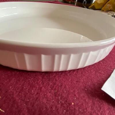 Lot 300 - Corningware French White round baking pan