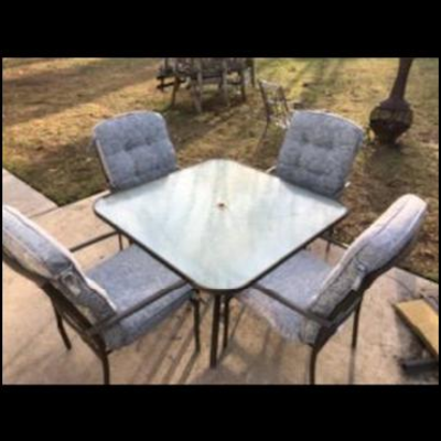Lot OS 4: Patio Table and Chairs