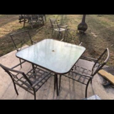 Lot OS 4: Patio Table and Chairs