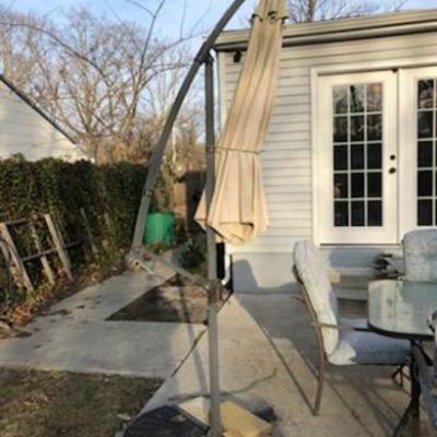 Lot OS 6: Large Patio Umbrella 