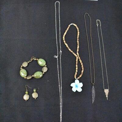 6 pc Jewelry Lot: 4 Necklaces, 1 Bracelet, 1 pair of Earrings