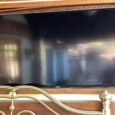 LOT 70  SAMSUNG FLATSCREEN TV MODEL NO UN60ES6500F W/REMOTE