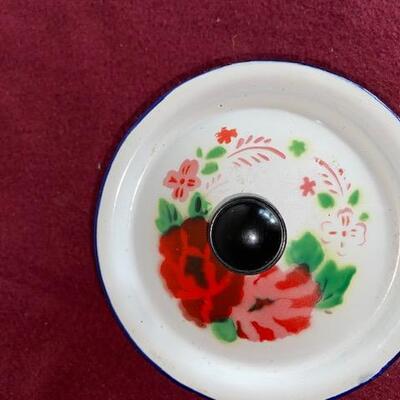 Lot 319 - Vintage Enamelware Bowl with lid