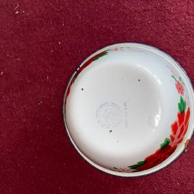 Lot 319 - Vintage Enamelware Bowl with lid
