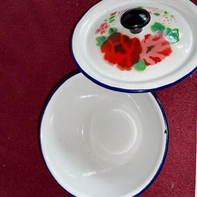 Lot 319 - Vintage Enamelware Bowl with lid