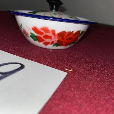 Lot 319 - Vintage Enamelware Bowl with lid