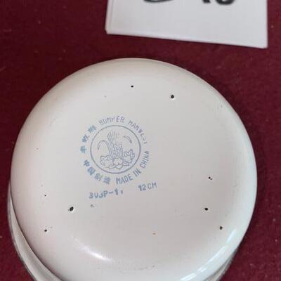 Lot 320 - Vintage Enamelware Bowl with Lid